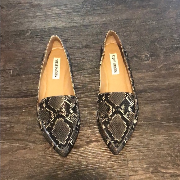 Steve Madden Shoes - Steve Madden snake skin pointy toe flats